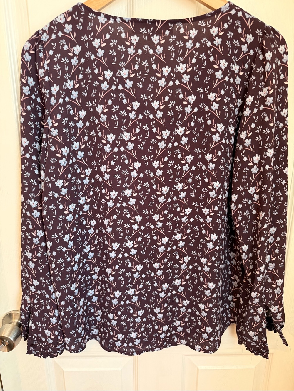 LOFT Burgundy’s Floral Wildflower Size Small, V-Neck Long Sleeve Blouse EUC - Picture 5 of 11